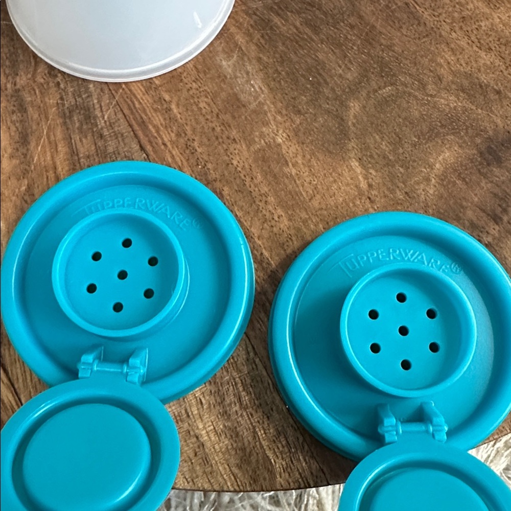 Tupperware Hourglass Salt & Pepper Large 6" Shakers Sheer With‎ Blue Lids - Picture 6 of 11